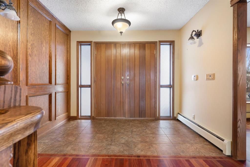 39 Coach Gate Way SW, Calgary — photo 2 of 50