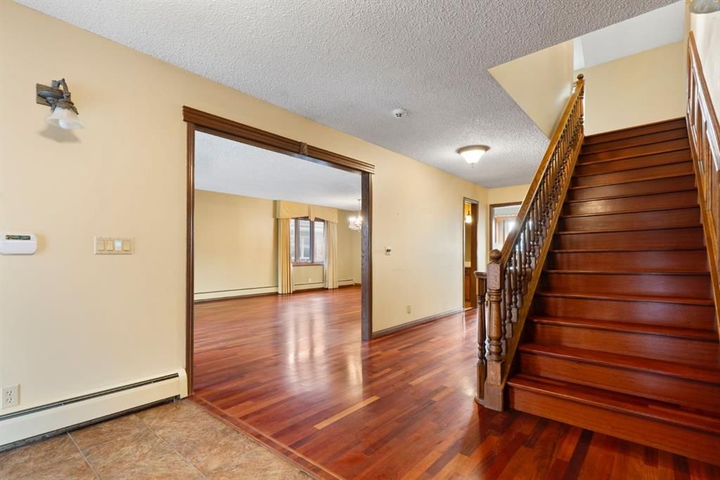 39 Coach Gate Way SW, Calgary — photo 3 of 50