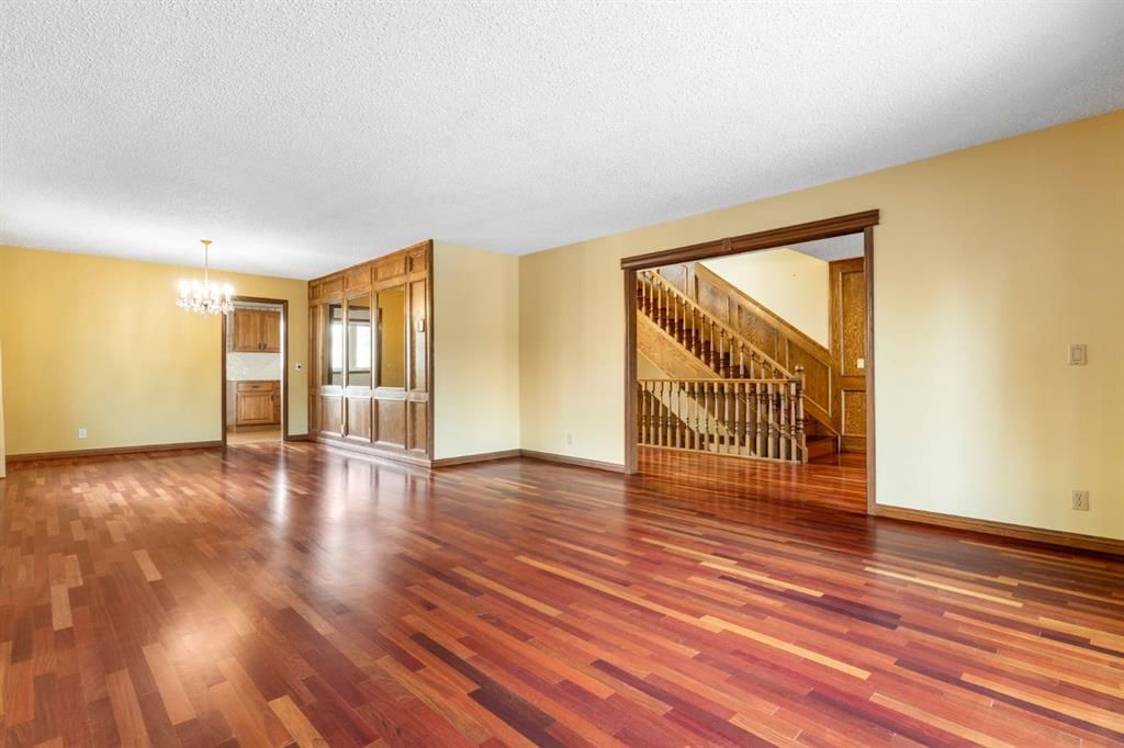 39 Coach Gate Way SW, Calgary — photo 5 of 50