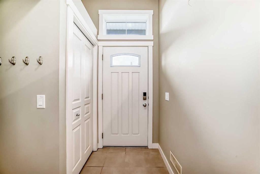 576 Mckenzie Towne Drive SE, Calgary — photo 3 of 50