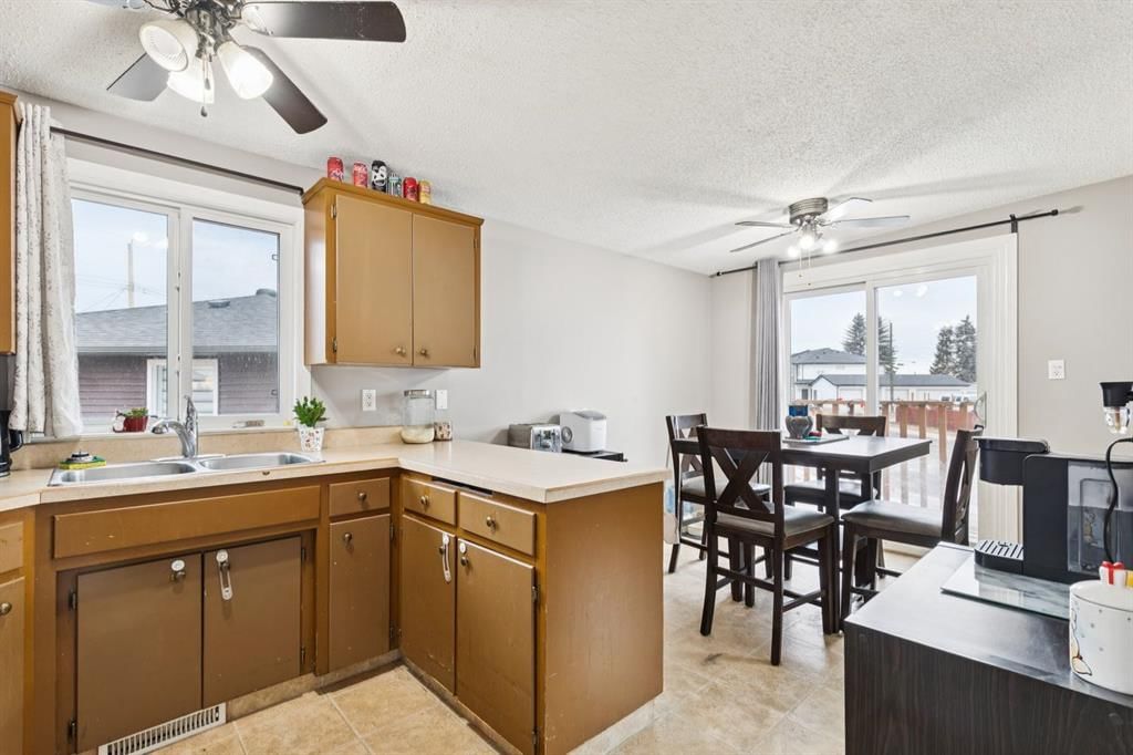 157 Penbrooke Close SE, Calgary — photo 3 of 28