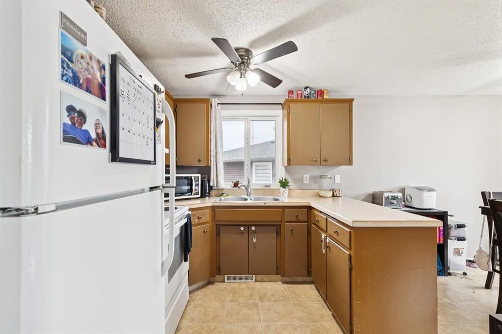 157 Penbrooke Close SE, Calgary — photo 4 of 28