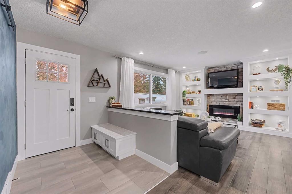 32 Sinclair Crescent SW, Calgary — photo 4 of 48