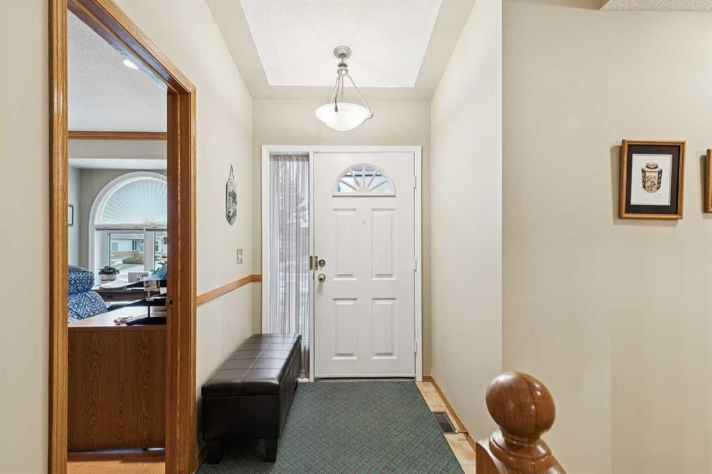 1025 Shawnee Road SW, Calgary — photo 2 of 45