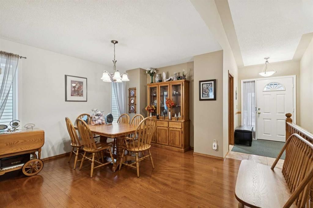 1025 Shawnee Road SW, Calgary — photo 5 of 45