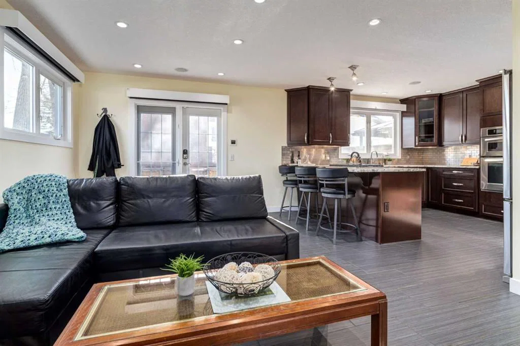 5001 30 Avenue SW, Calgary — photo 4 of 25