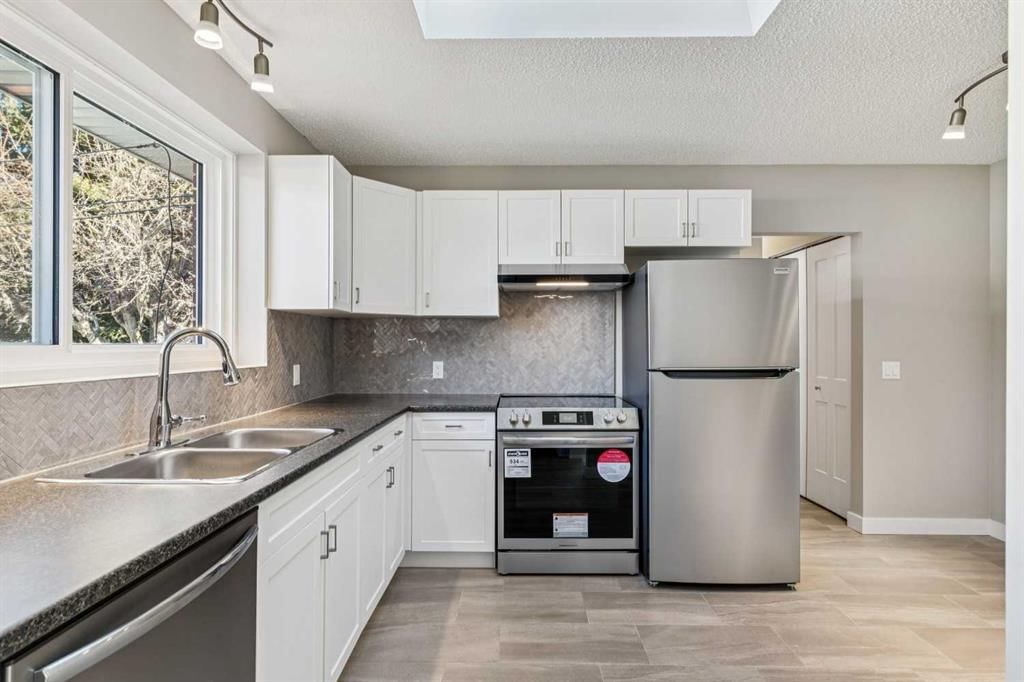 732 Seymour Avenue SW, Calgary — photo 4 of 18