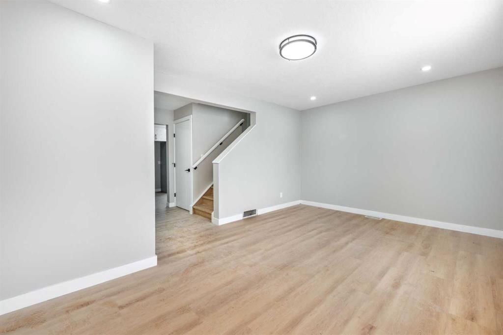 7616 27 Street SE, Calgary — photo 2 of 28