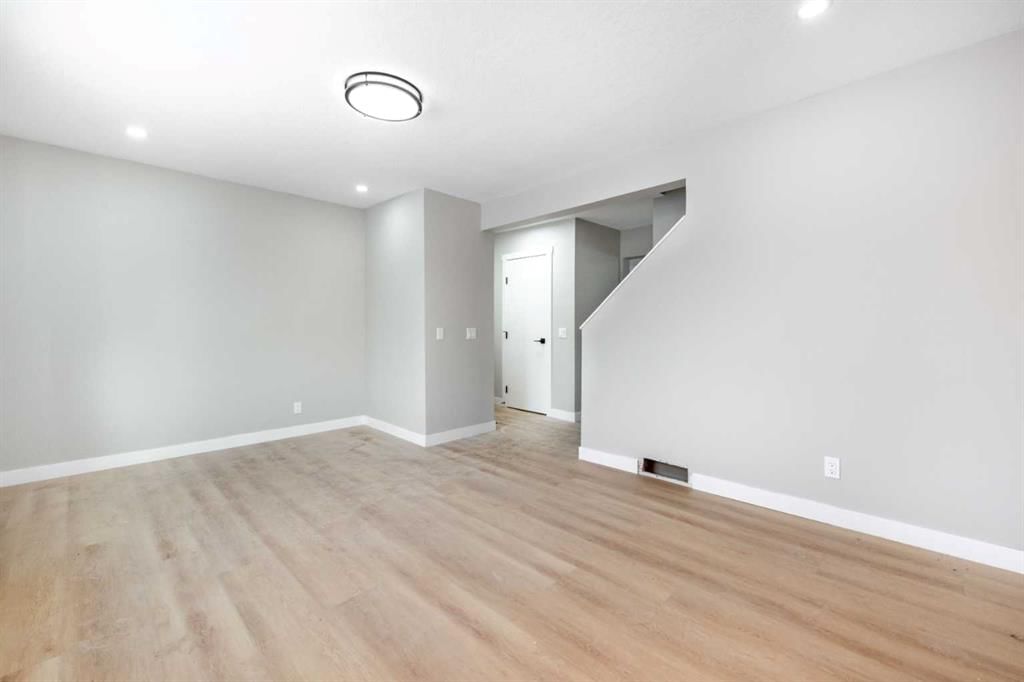 7616 27 Street SE, Calgary — photo 3 of 28