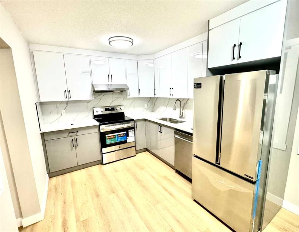 7616 27 Street SE, Calgary — photo 4 of 28