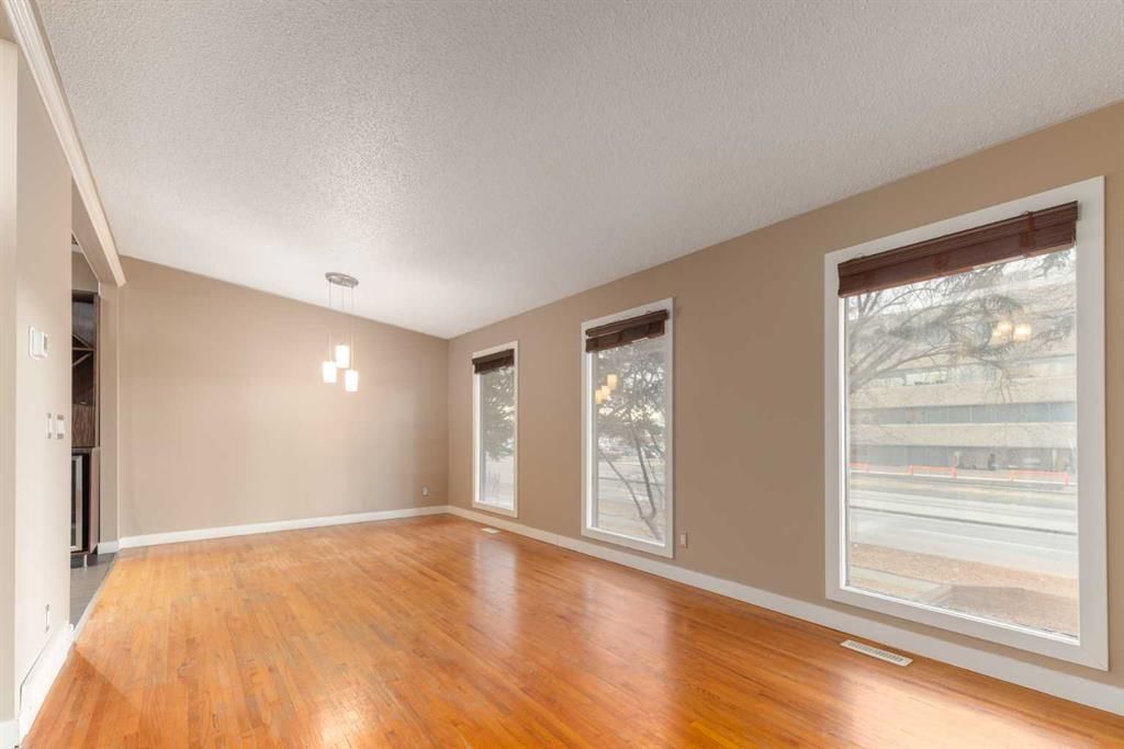 4936 40 Avenue NW, Calgary — photo 2 of 49