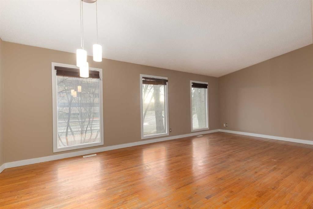 4936 40 Avenue NW, Calgary — photo 3 of 49