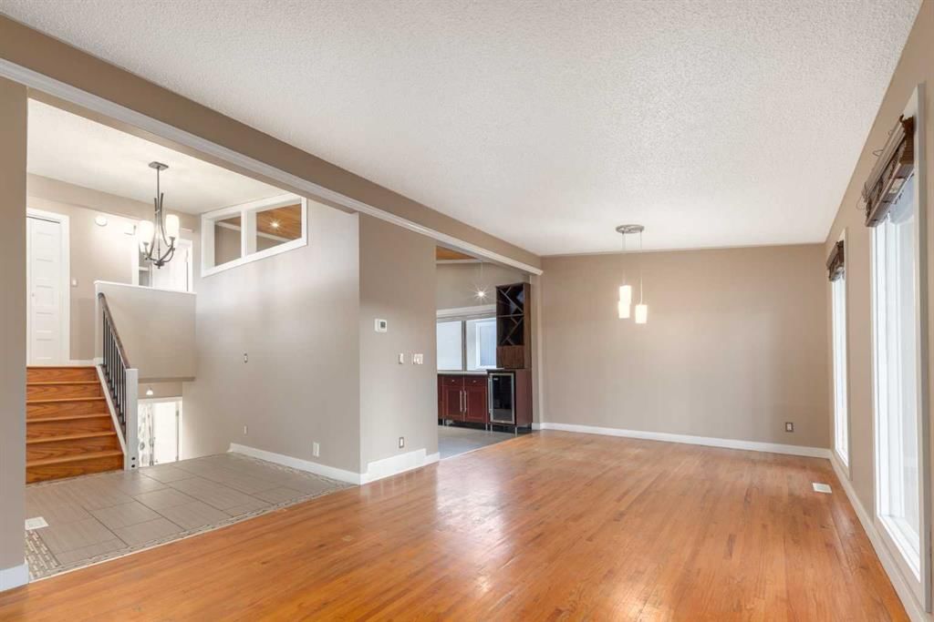 4936 40 Avenue NW, Calgary — photo 4 of 49