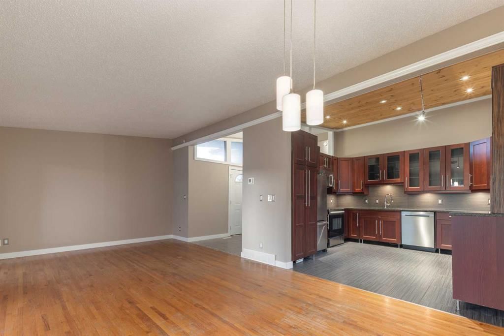 4936 40 Avenue NW, Calgary — photo 5 of 49