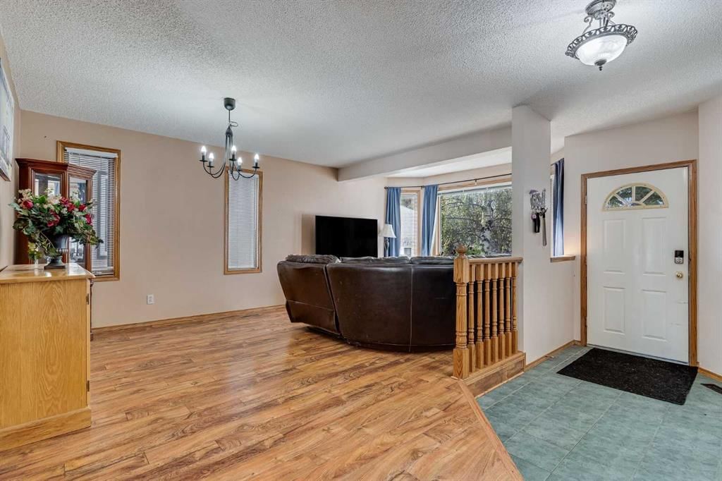399 Sunlake Road SE, Calgary — photo 5 of 19
