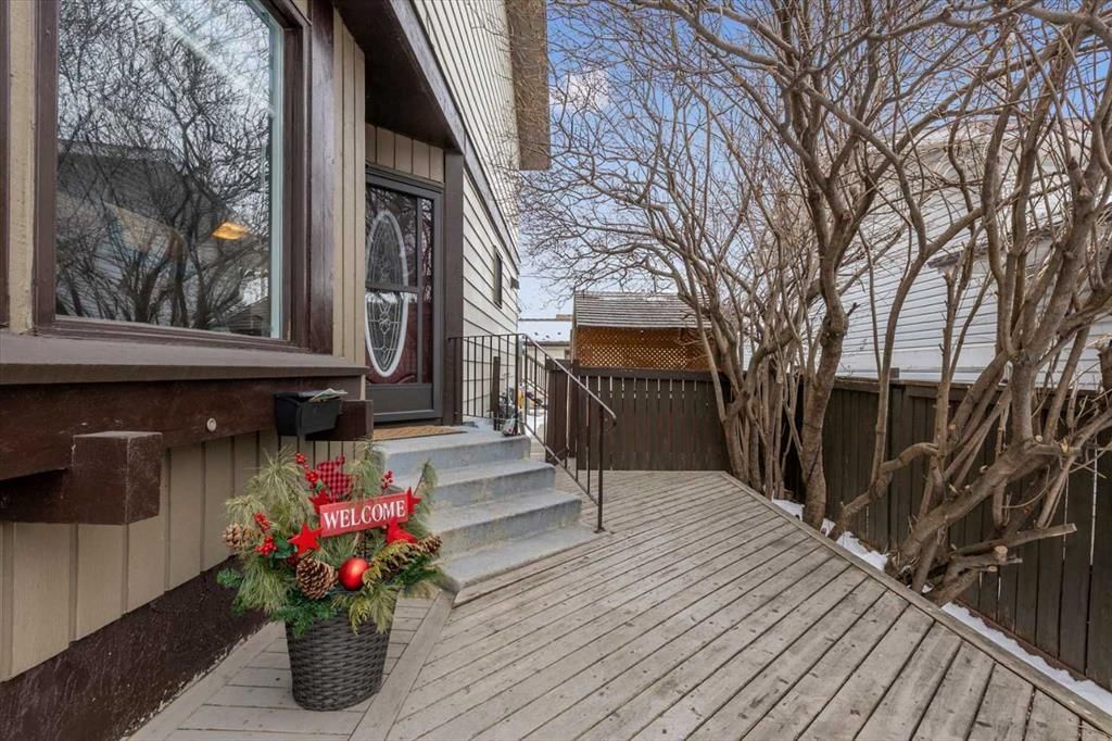 1399 Berkley Drive NW, Calgary — photo 3 of 37