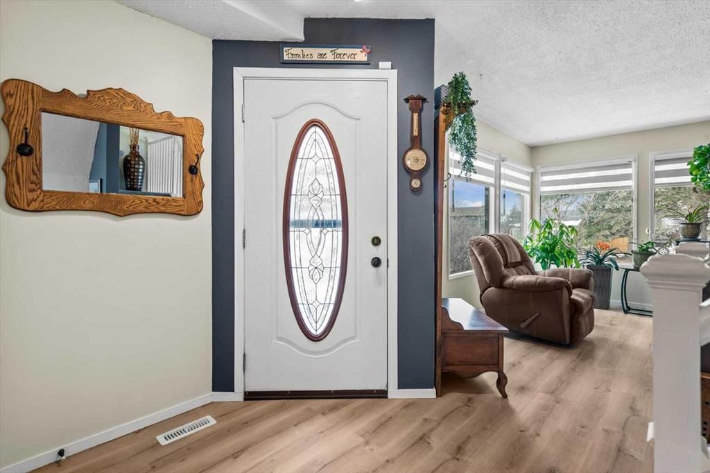1399 Berkley Drive NW, Calgary — photo 4 of 37