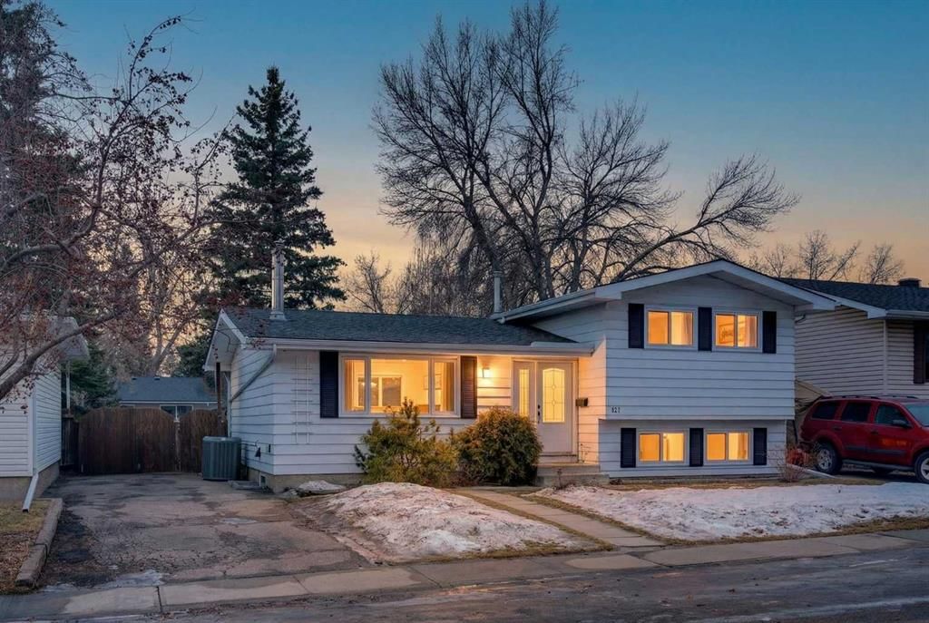 127 Lynnview Way SE, Calgary — main listing photo