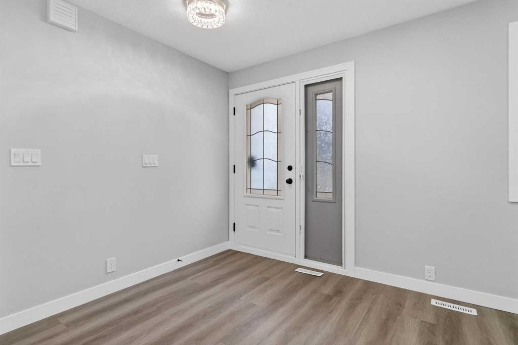 127 Lynnview Way SE, Calgary — photo 5 of 39
