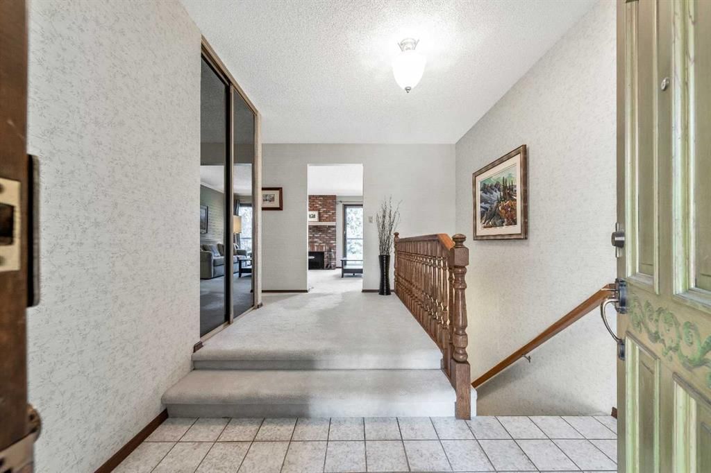 9536 Oakmount Drive SW, Calgary — photo 5 of 38