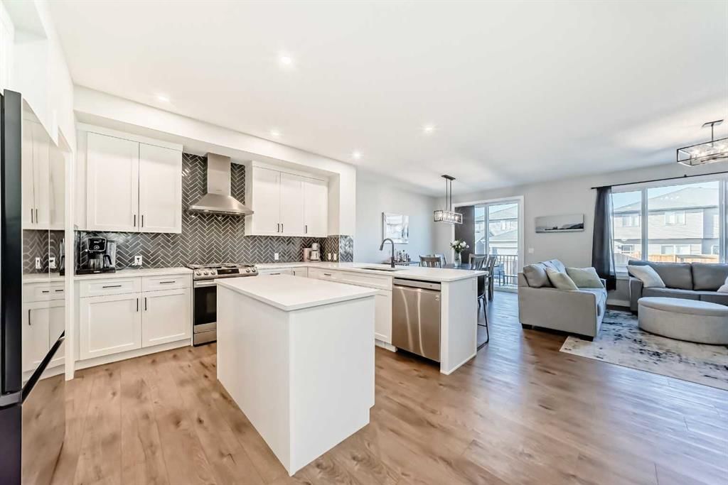 32 Creekstone Landing SW, Calgary — photo 5 of 34