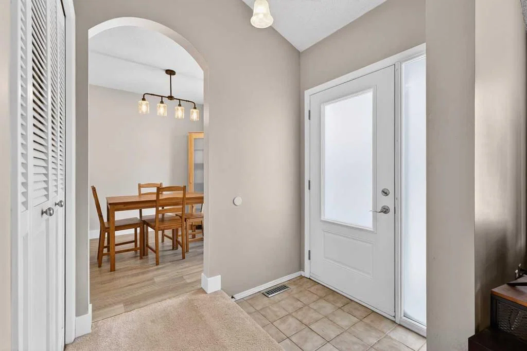 196 Deersaxon Circle SE, Calgary — photo 3 of 50
