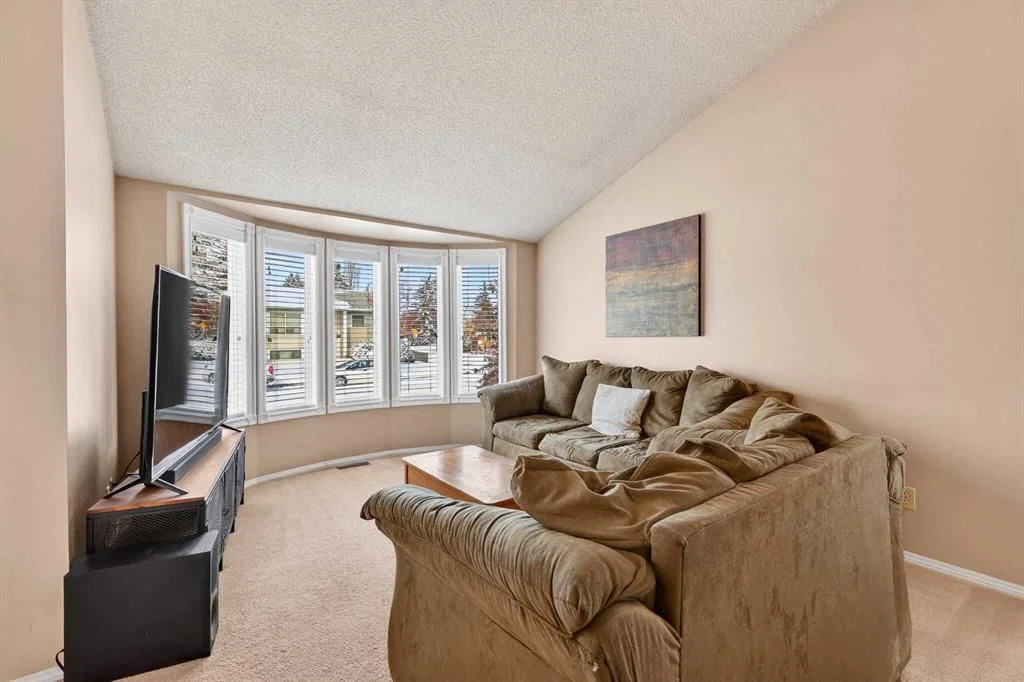 196 Deersaxon Circle SE, Calgary — photo 5 of 50