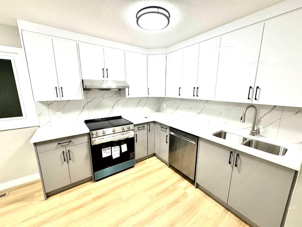7620 27 Street SE, Calgary — photo 2 of 28