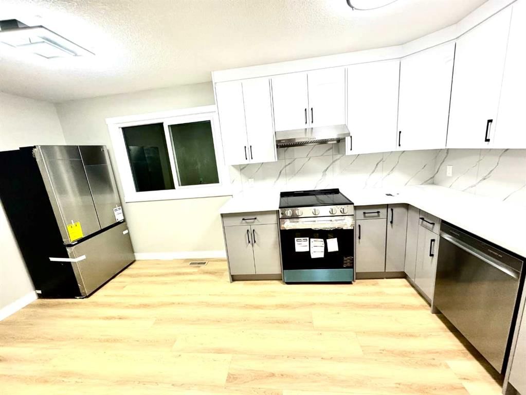 7620 27 Street SE, Calgary — photo 3 of 28