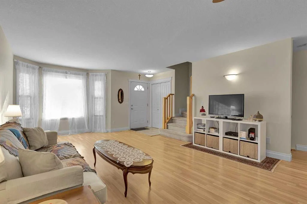 730 69 Avenue SW, Calgary — photo 4 of 40