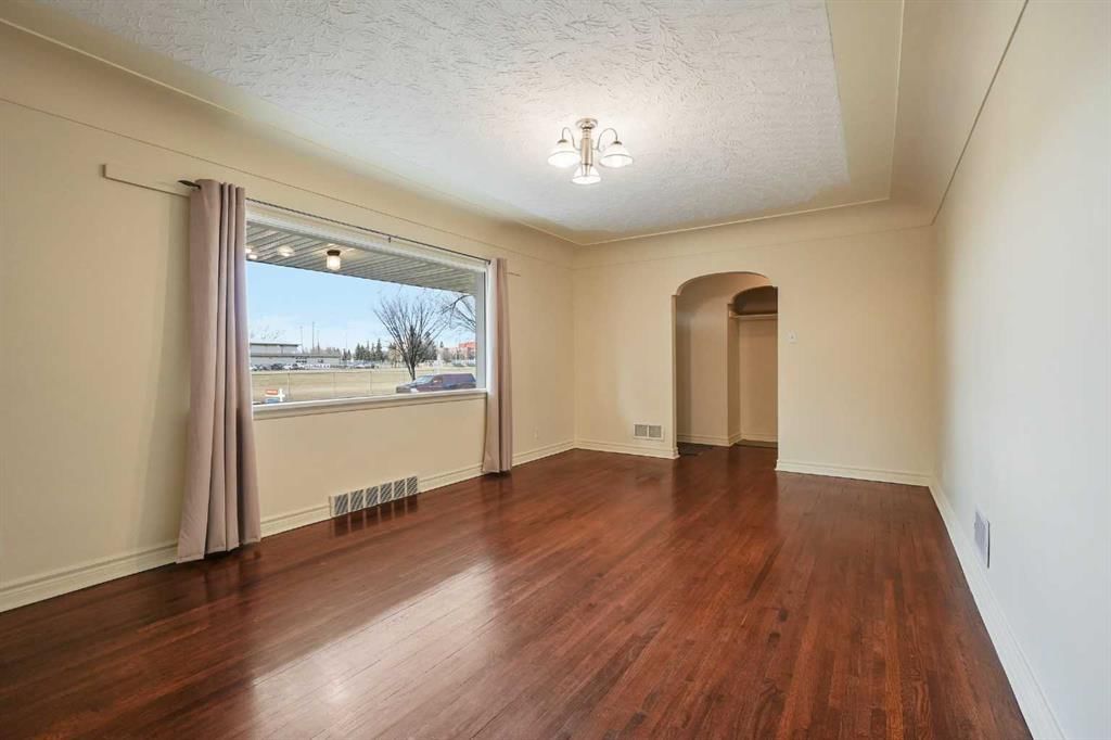 1412 Russet Road NE, Calgary — photo 4 of 36