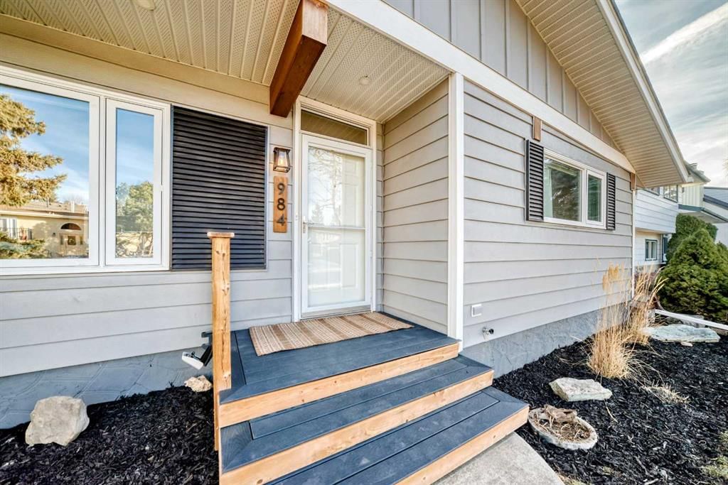 984 Canaveral Crescent SW, Calgary — photo 2 of 50
