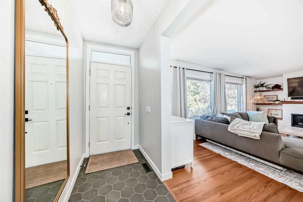 984 Canaveral Crescent SW, Calgary — photo 3 of 50