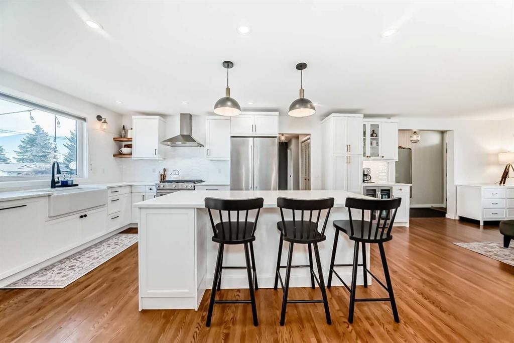 984 Canaveral Crescent SW, Calgary — photo 4 of 50