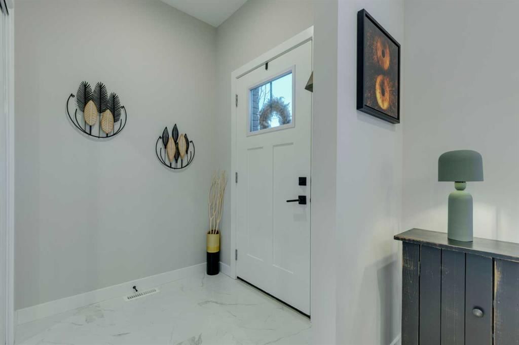 2327 77 Street SW, Calgary — photo 5 of 36