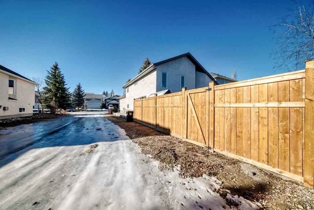 55 Shawbrooke Crescent SW, Calgary — photo 4 of 50