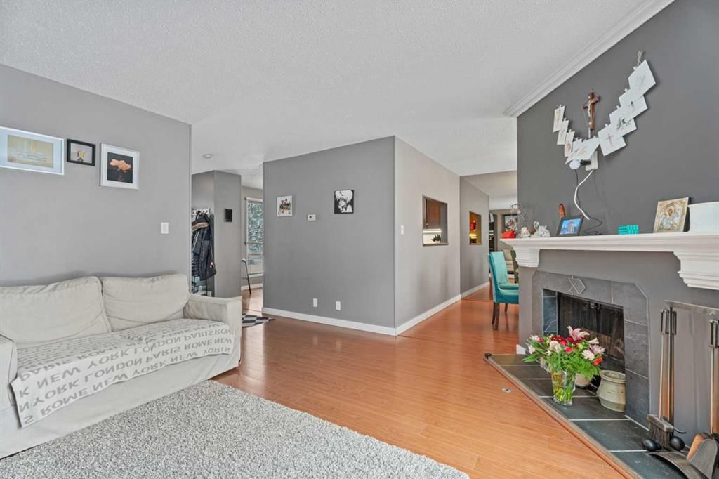 17, 2210 Oakmoor Drive SW, Calgary — photo 5 of 31