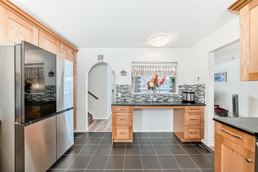 236 Pinecliff Way NE, Calgary — photo 3 of 16