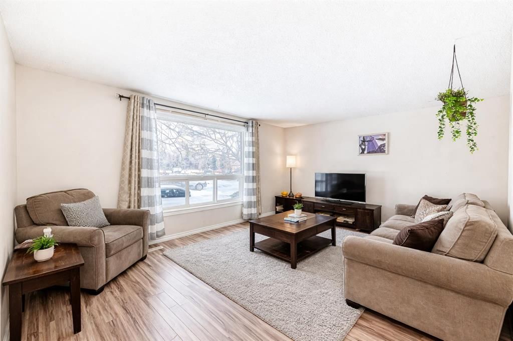 236 Pinecliff Way NE, Calgary — photo 5 of 16