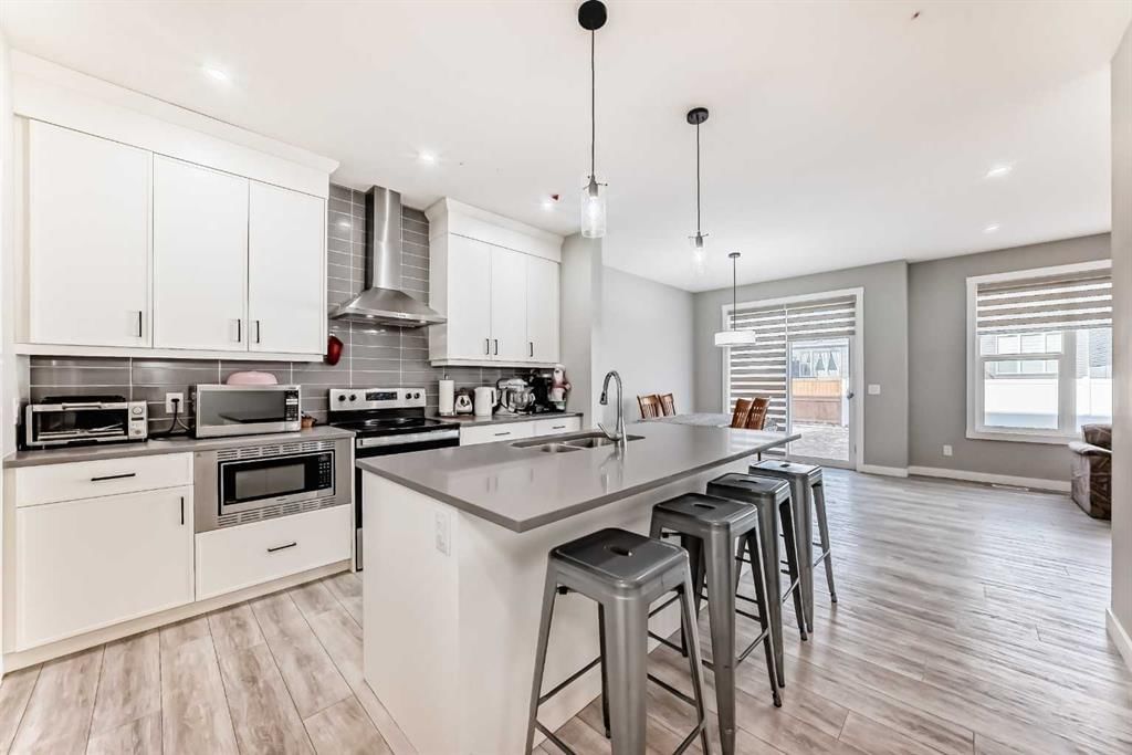 240 Creekstone Row SW, Calgary — photo 4 of 30