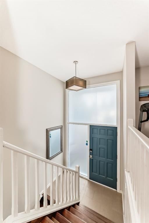 12 Varbow Place NW, Calgary — photo 3 of 36