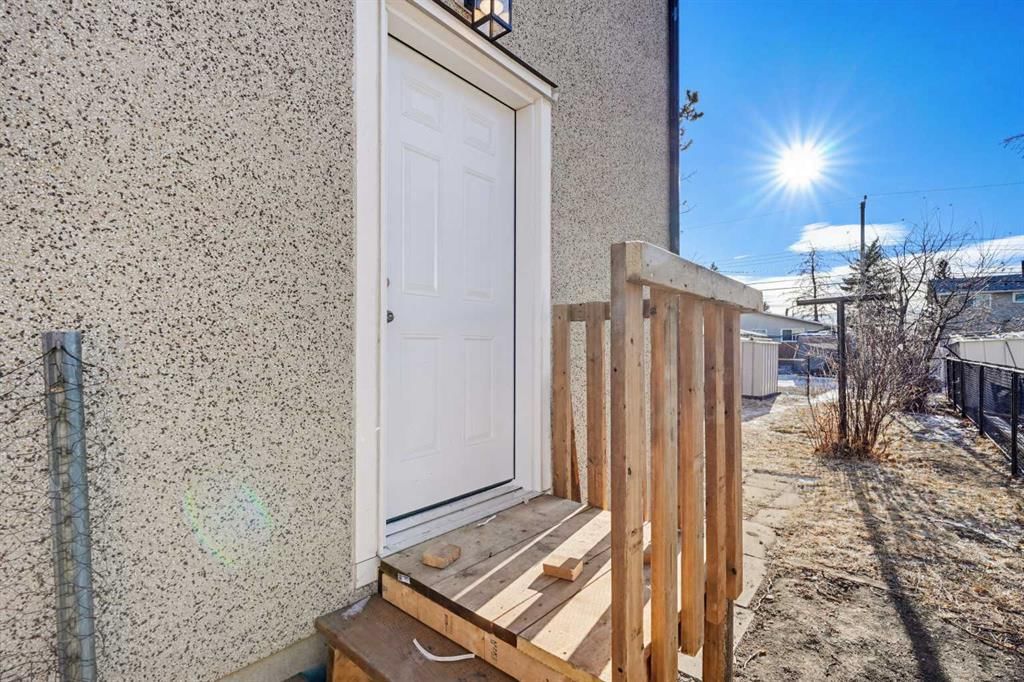 5610 Pensacola Crescent SE, Calgary — photo 5 of 33