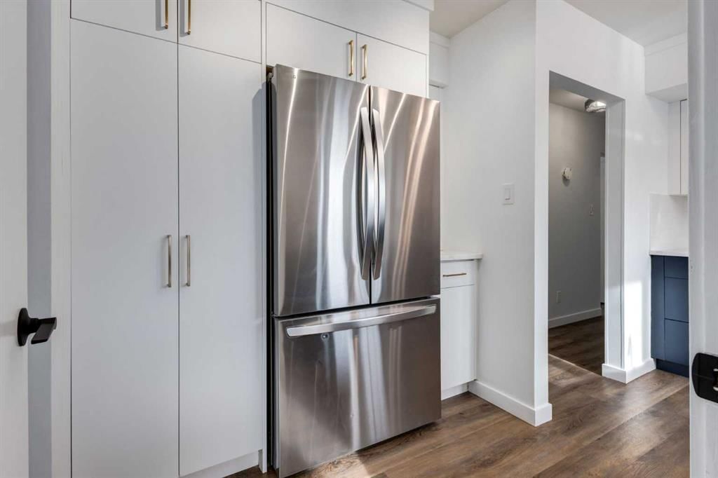 651 84 Avenue SW, Calgary — photo 5 of 45