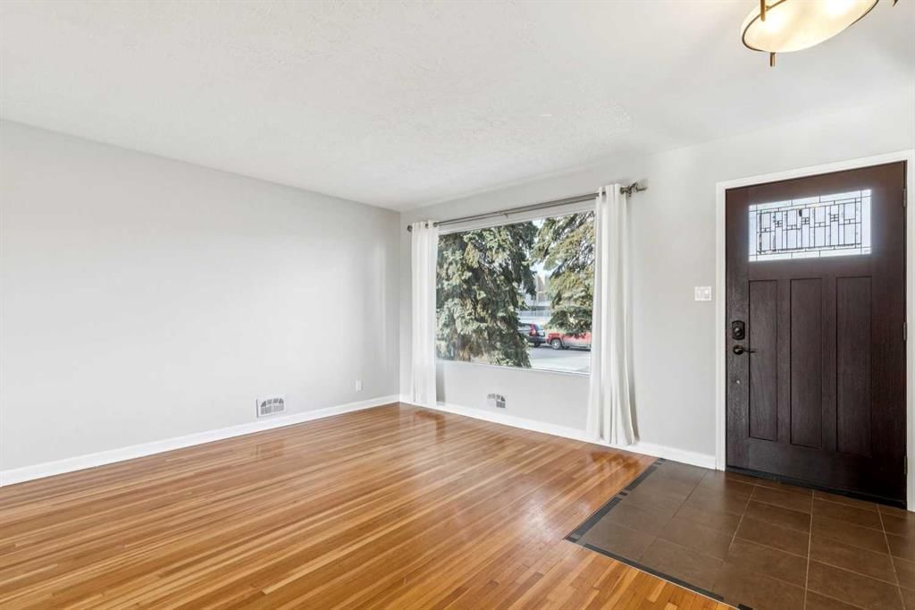 719 49 Avenue SW, Calgary — photo 3 of 41