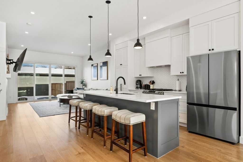 318 28 Avenue NE, Calgary — photo 4 of 44