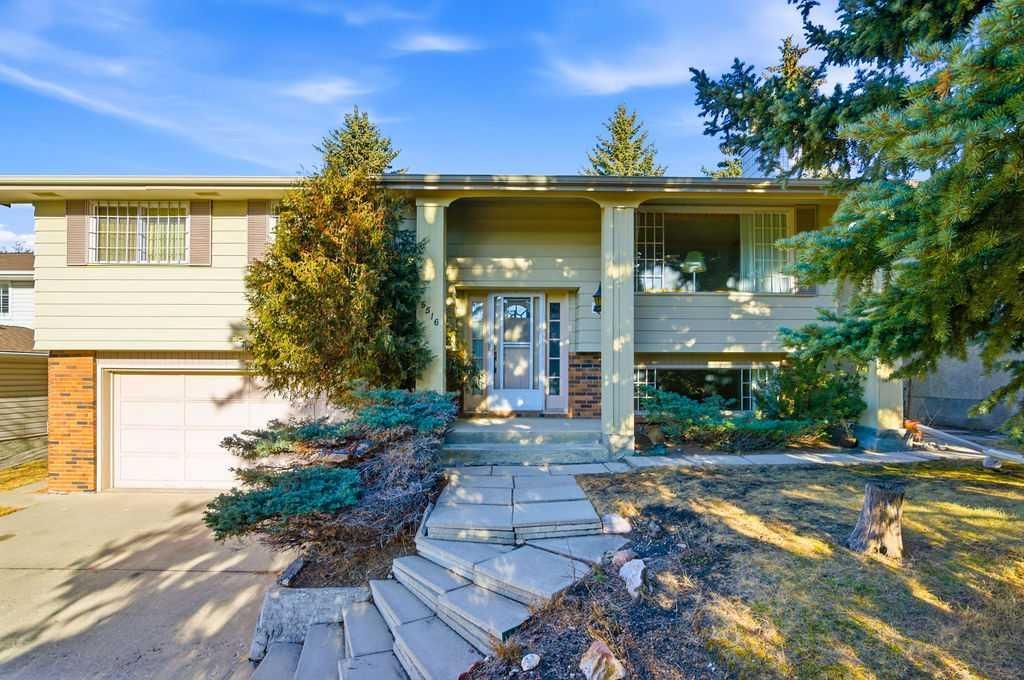 5516 Dalhart Hill NW, Calgary — main listing photo