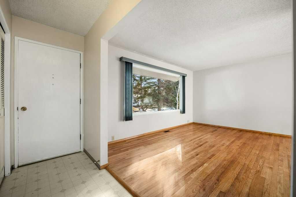 5813 Dalcastle Crescent NW, Calgary — photo 2 of 49