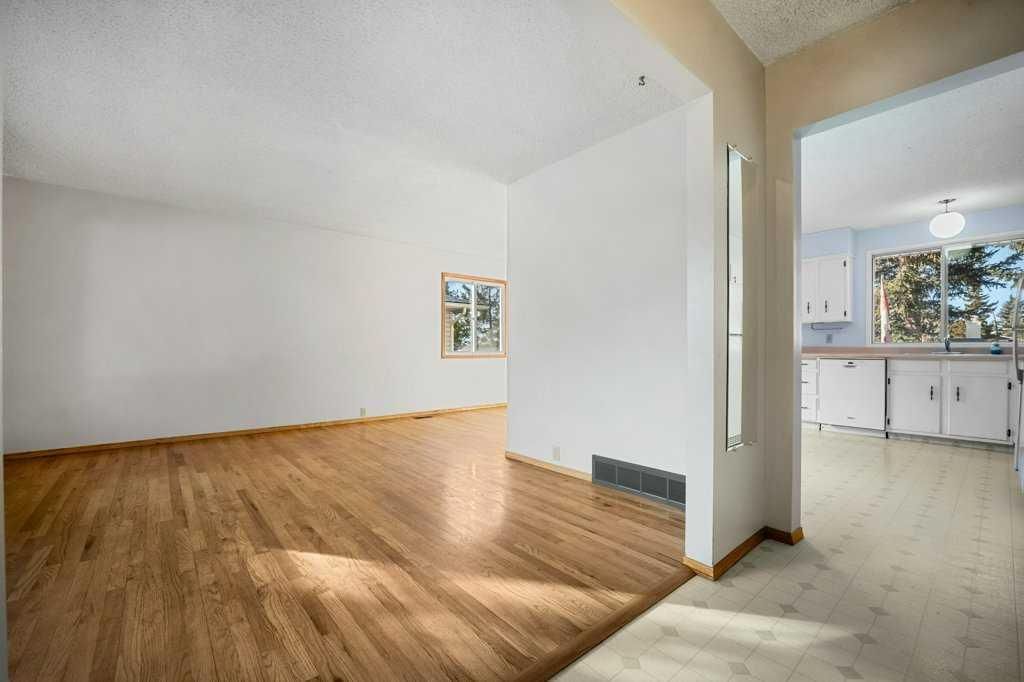 5813 Dalcastle Crescent NW, Calgary — photo 3 of 49