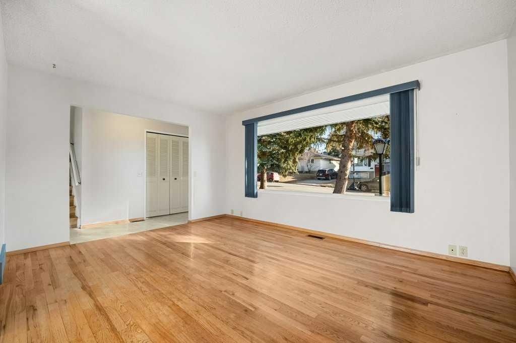 5813 Dalcastle Crescent NW, Calgary — photo 4 of 49