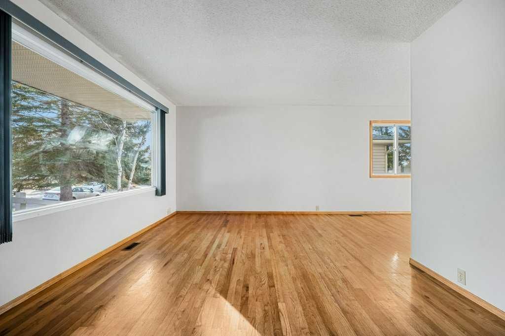 5813 Dalcastle Crescent NW, Calgary — photo 5 of 49